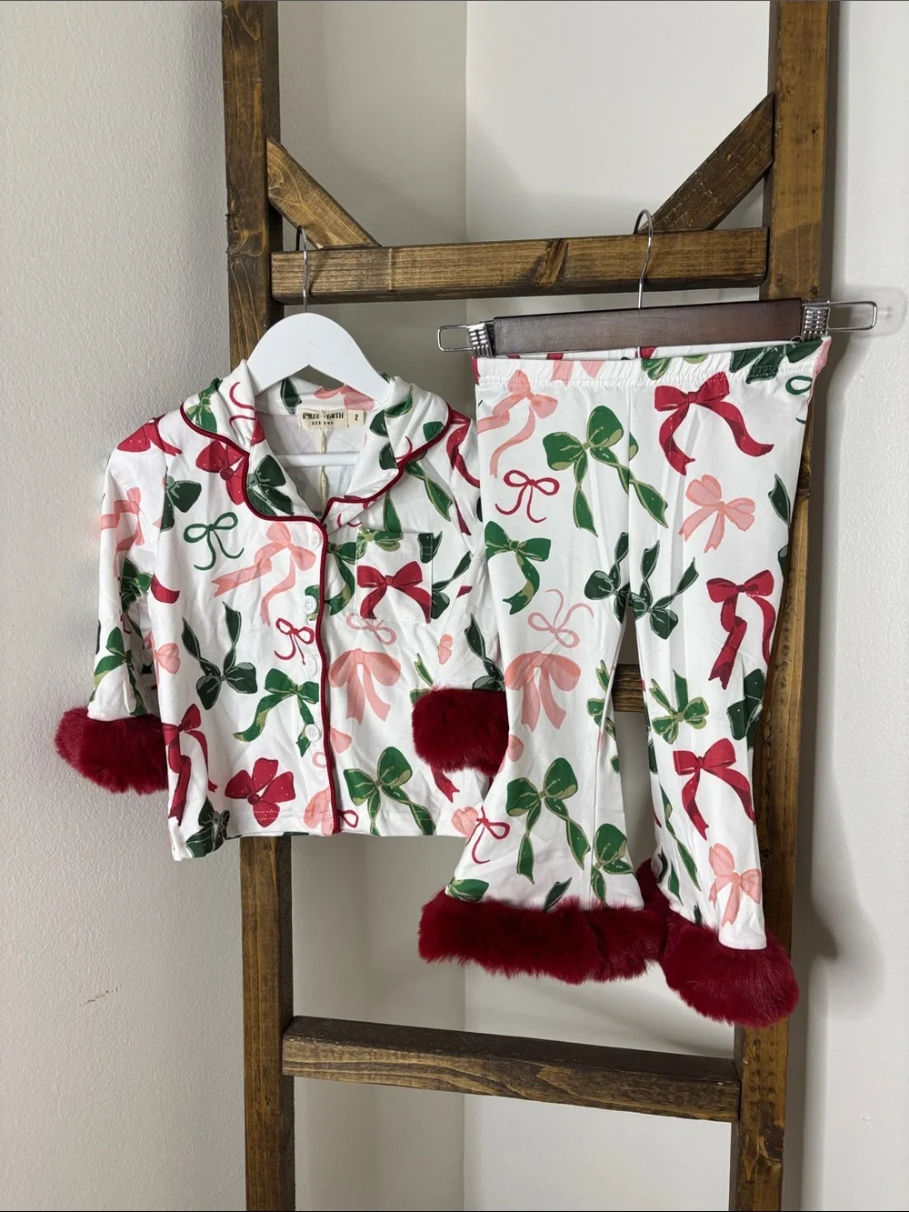 Girls White Holiday Bow Print Pajama Set with Red Faux Fur Trim Size 6